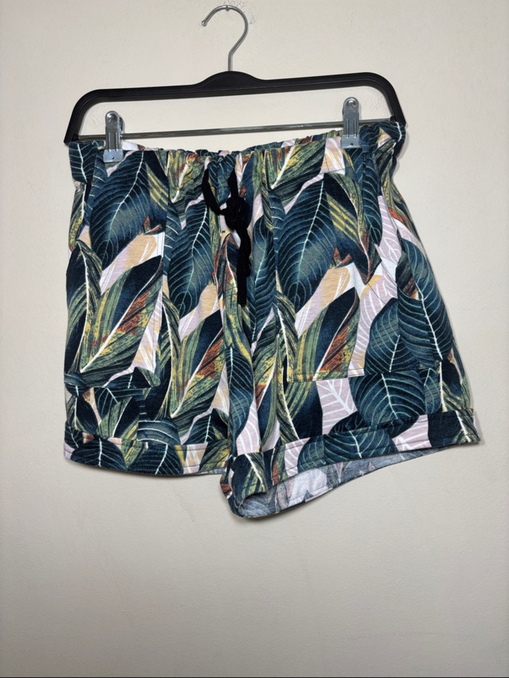 Palm leaf Print Design Shorts with drawstring